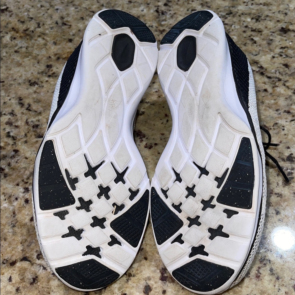 Nike Training Lightweight Mesh Sneakers in White and Black - Picture 8 of 12